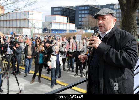 Berlin, Deutschland. 14. April 2013. Vorsitzender des Vorstands der Bundesstiftung zur Aufarbeitung der SED-Diktatur, Rainer Eppelmann (R), spricht während einer Kundgebung für die Rettung von der East Side Gallery. Ein Investor plant ein Hochhaus Wohnhaus auf einem Grundstück neben der Spree. Ein Protest gegen diese Pläne fand am 14. April 2013 statt. Foto: BRITTA PEDERSEN/Alamy Live-Nachrichten Stockfoto