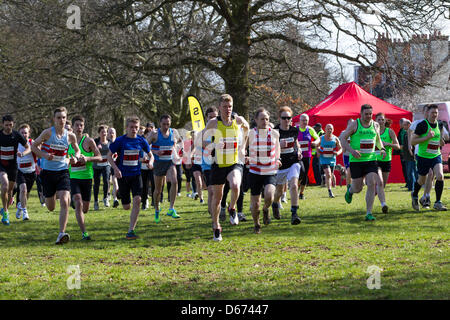 Northampton. 14. April 2013. Zweite Northamptonshire 5k-Rennserie. Der Start des Rennens an einem sonnigen Frühlingsmorgen in Abington Park, Northampton. organisiert von Northamptonshire Sport. Keith J Smith/Alamy Live-Nachrichten Stockfoto