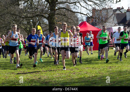 Northampton. 14. April 2013. Zweite Northamptonshire 5k-Rennserie. Der Start des Rennens an einem sonnigen Frühlingsmorgen in Abington Park, Northampton. organisiert von Northamptonshire Sport. Keith J Smith/Alamy Live-Nachrichten Stockfoto