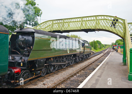 Ex-SR-4-6-2-No34067 "Tangmere" fährt von Corfe Castle Station auf der erhaltenen Swanage Railway in Dorset, England, UK Stockfoto