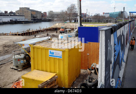 Blick auf die Baustelle an der East Side Gallery in Berlin, Deutschland, 14. April 2013. Ein Investor plant ein Hochhaus Wohnhaus auf einem Grundstück neben der Spree. Ein Protest gegen diese Pläne fand am 14. April 2013 statt. Foto: BRITTA PEDERSEN Stockfoto
