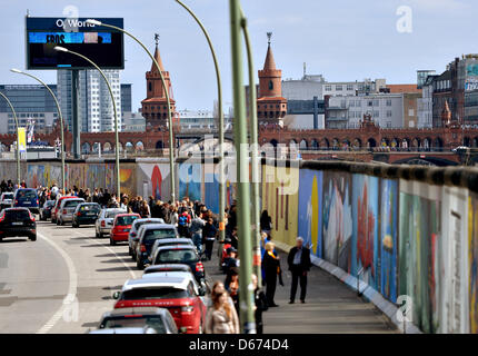 Touristen Fuß entlang der East Side Gallery in Berlin, Deutschland, 14. April 2013. Ein Investor plant ein Hochhaus Wohnhaus auf einem Grundstück neben der Spree. Ein Protest gegen diese Pläne fand am 14. April 2013 statt. Foto: BRITTA PEDERSEN Stockfoto