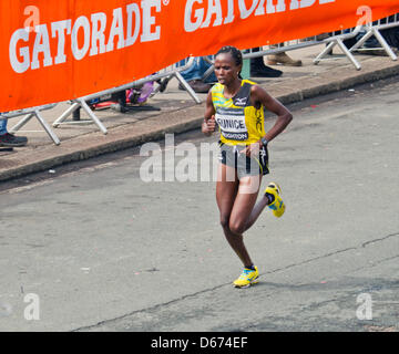 Brighton, UK. 14. April 2013. Brighton Marathon Frauen Rennen Sieger Eunice Kales, von Kenia, auf dem Haus direkt in Madeira Drive in Brighton. Sie brach Streckenrekord der Frauen bei ihrem Marathondebüt in einer Zeit von 2 h 28 min 46 Sek (bisherige Rekord lag bei 2 h 29 min 57 Sek). UKpix.com/Alamy Live-Nachrichten Stockfoto