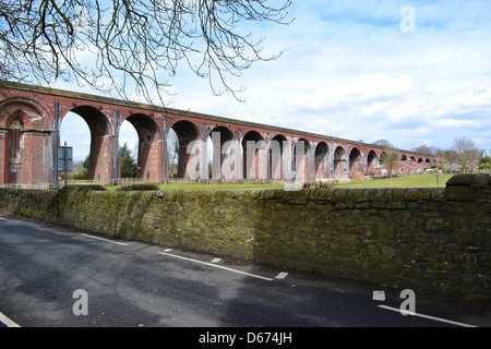 Whalley Viadukt - der längste Viadukt in Lancashire, es ist ungewöhnlich, dass das Gebiet aus Backstein gebaut. Aufgeführten Grad II. Stockfoto