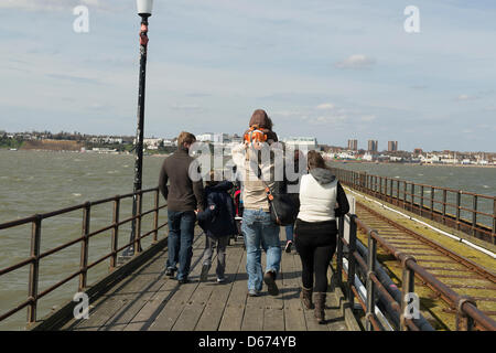 Menschen zu Fuß entlang Southend Pier in Essex. 1,3 Meilen lang ist der längste Vergnügen Pier in der Welt. Stockfoto