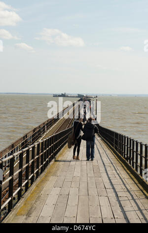 Menschen zu Fuß entlang Southend Pier in Essex. 1,3 Meilen lang ist der längste Vergnügen Pier in der Welt. Stockfoto