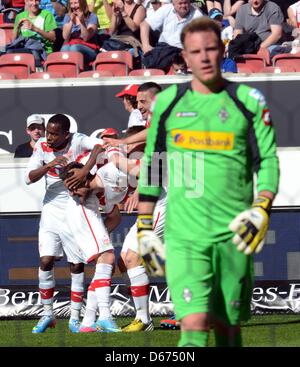 Stuttgarts Arthur Boka (L-R), Christian Gentner und Vedad Ibisevic feiern das 2: 0-Ziel während Gladbachers Torhüter Marc-Andre ter Stegen geht zurück zu seinem Ziel während der erzielte das 1: 0 Tor während der Bundesliga-Fußball-Spiel zwischen VfB Stuttgart und Borussia Moenchengladbach in Mercedes Benz Arena in Stuttgart, Deutschland, 14. April 2013. Foto: BERND WEISSBROD (Achtung: EMBARGO Bedingungen! Die DFL ermöglicht die weitere Nutzung der nur bis zu 15 Bilder (keine Sequntial Bilder oder Video-ähnliche Reihe der Bilder erlaubt) über das Internet und Online-Medien während des Spiels (einschließlich Stockfoto