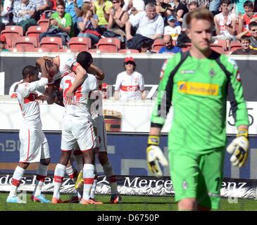 Stuttgarts Arthur Boka (L-R), Christian Gentner und Antonio Ruediger feiern das 2: 0-Ziel während Gladbachers Torhüter Marc-Andre ter Stegen geht zurück zu seinem Ziel während der erzielte das 1: 0 Tor während der Bundesliga-Fußball-Spiel zwischen VfB Stuttgart und Borussia Moenchengladbach in Mercedes Benz Arena in Stuttgart, Deutschland, 14. April 2013. Foto: BERND WEISSBROD (Achtung: EMBARGO Bedingungen! Die DFL ermöglicht die weitere Nutzung der nur bis zu 15 Bilder (keine Sequntial Bilder oder Video-ähnliche Reihe der Bilder erlaubt) über das Internet und Online-Medien während des Spiels (ausbrechen Stockfoto