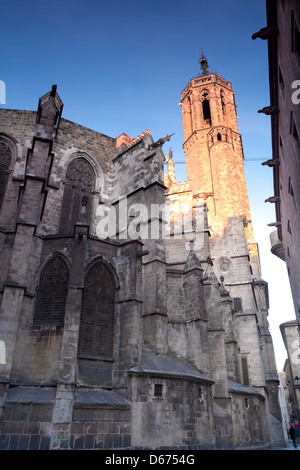 Straße in der Nähe der Kathedrale von Barcelona, Barcelona, Spanien Stockfoto