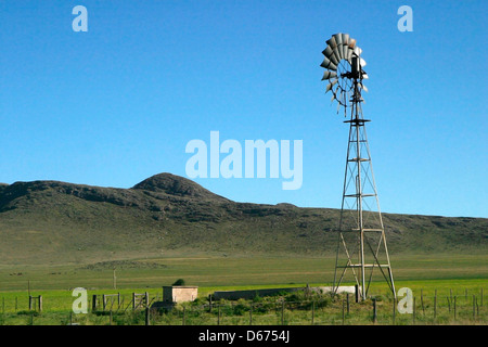 Alte Pumpe der Wind in einem Feld, Patagonien, Argentinien Stockfoto