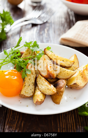 Knusprig gebratene Kartoffeln mit Kräutern, Nahaufnahme Stockfoto