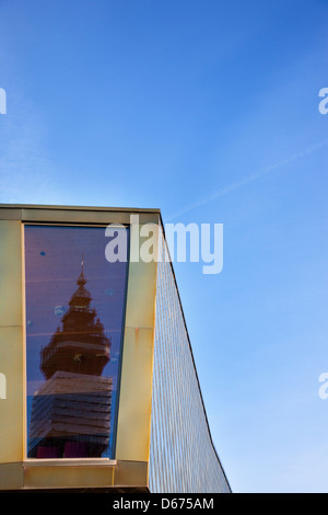 Reflexion der Blackpool Tower im Festspielhaus (goldene Hochzeitskapelle) auf Blackpool promenade Stockfoto
