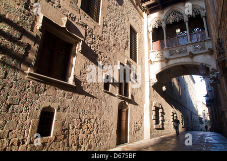 Straße in der Nähe der Kathedrale von Barcelona, Barcelona, Spanien Stockfoto