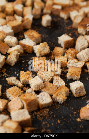 Croutons, hergestellt aus Weizen Brot auf ein Backblech, Essen Stockfoto