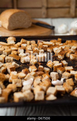 Croutons, hergestellt aus Weizen Brot auf ein Backblech, Essen Stockfoto