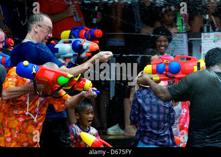 Bangkok, Thailand, 13. April 2013. Menschen, die genießen des Wasser-Festivals. Bangkok feiert das thailändische Neujahrsfest Songkran. Songkran ist in der heißesten Zeit des Jahres in Thailand, am Ende der Trockenzeit und bietet eine Entschuldigung für die Menschen um sich abzukühlen in Thermalwasser "Amica" Kämpfe, die im ganzen Land stattfinden. Bildnachweis: Kraig Lieb / Alamy Live News Stockfoto