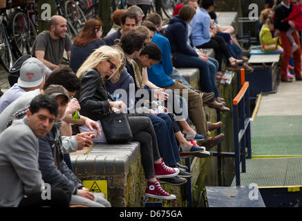 Cambridge, UK. 14. März 2013. Die Temperatur in Cambridge heute hat 20 Grad Celsius erreicht, nehmen Menschen Punting auf dem Fluss Cam und die Sonne genießen. JAMES LINSELL-CLARK/Alamy Live-Nachrichten Stockfoto