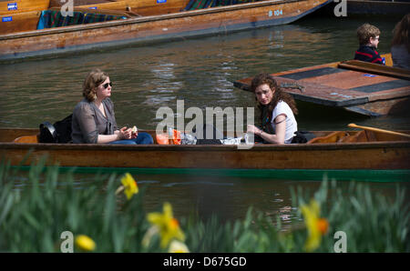 Cambridge, UK. 14. März 2013. Die Temperatur in Cambridge heute hat 20 Grad Celsius erreicht, nehmen Menschen Punting auf dem Fluss Cam und die Sonne genießen. JAMES LINSELL-CLARK/Alamy Live-Nachrichten Stockfoto