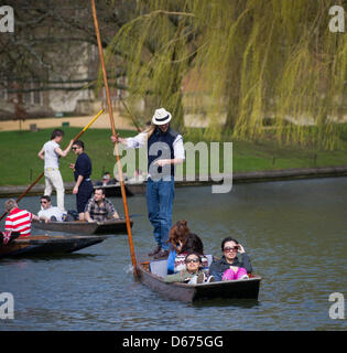 Cambridge, UK. 14. März 2013. Die Temperatur in Cambridge heute hat 20 Grad Celsius erreicht, nehmen Menschen Punting auf dem Fluss Cam und die Sonne genießen. JAMES LINSELL-CLARK/Alamy Live-Nachrichten Stockfoto