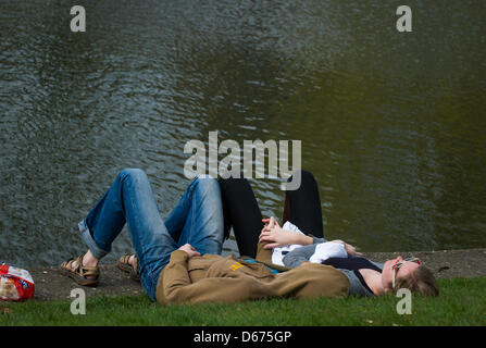 Cambridge, UK. 14. März 2013. Die Temperatur in Cambridge heute hat 20 Grad Celsius erreicht, nehmen Menschen Punting auf dem Fluss Cam und die Sonne genießen. JAMES LINSELL-CLARK/Alamy Live-Nachrichten Stockfoto