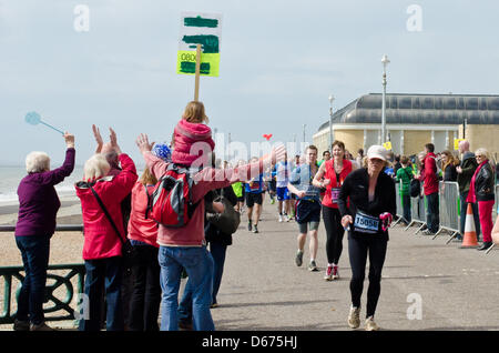 Brighton, UK. 14. April 2013. Massive Unterstützung von den Massen als Läufer Ansatz die letzten paar Meilen in Brighton Marathon Phot Credit: Julia Claxton/Alamy Live News Stockfoto