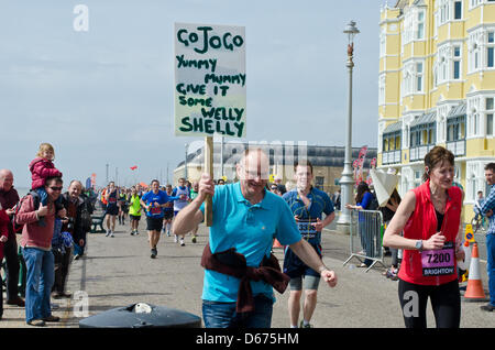 Brighton, UK. 14. April 2013. Massive Unterstützung von den Massen als Läufer Ansatz die letzten paar Meilen in Brighton Marathon Phot Credit: Julia Claxton/Alamy Live News Stockfoto