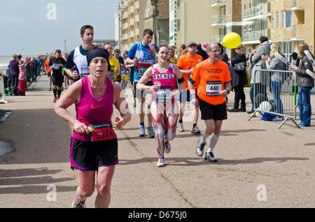 Brighton, UK. 14. April 2013. Muskel Frau Rachel nähert sich die letzten paar Meilen mit einem Lächeln in Brighton Marathon Phot Credit: Julia Claxton/Alamy Live News Stockfoto