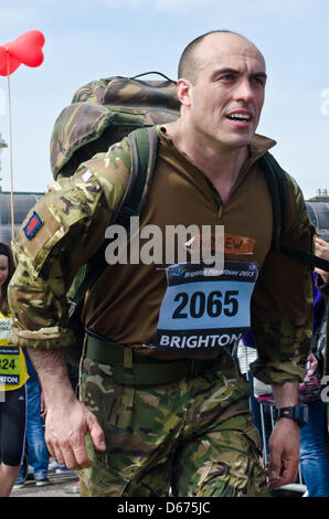 Brighton, UK. 14. April 2013. Dabei die harte Tour - Soldat Andrew den Brighton Marathon voll läuft geladen Phot Credit: Julia Claxton/Alamy Live News Stockfoto