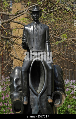 Franz Kafka Statue von Jaroslav Rona 2003 im jüdischen Viertel, Prag. Stockfoto
