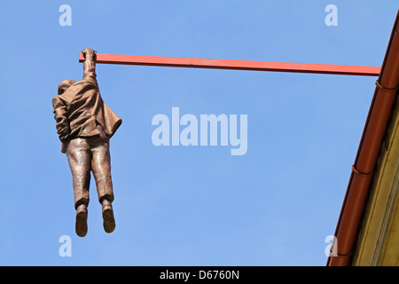 Statue des Menschen hängen von David Cerny Stockfoto