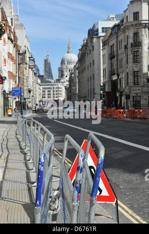 Ludgate Hill, London, Großbritannien. 14. April 2013. Mit Blick auf St. Pauls Kathedrale.  Baroness Thatcher Beerdigung Sicherheitsschranken Strecke der zeremoniellen. Matthew Chattle/Alamy Live-Nachrichten Stockfoto