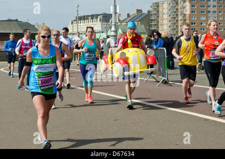 Brighton, UK. 14. April 2013. Noddy und seine Kollegen Läufer schauen ein wenig müde in den letzten paar Meilen von Brighton Marathon Phot Credit: Julia Claxton/Alamy Live News Stockfoto