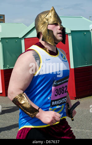 Brighton, UK. 14. April 2013. Läufer gekleidet aas ein Gladiator mit den letzten Meilen von Brighton Marathon Phot Credit Kampf: Julia Claxton/Alamy Live News Stockfoto