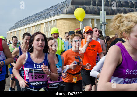 Brighton, UK. 14. April 2013. Bestimmt Gesichter nähern Läufern die letzten paar Meilen in Brighton Marathon Phot Credit: Julia Claxton/Alamy Live News Stockfoto