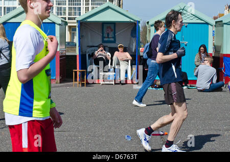 Brighton, UK. 14. April 2013. Einige der späteren Läufer im Schatten eines Beachut zu unterstützen. Brighton Marathon Phot Credit: Julia Claxton/Alamy Live News Stockfoto