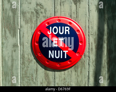 Keine Wartezeiten / No Parking "Nuit et Jour" (Tag und Nacht) Verkehrszeichen - Frankreich Stockfoto