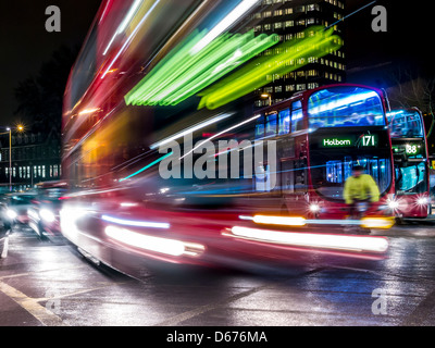 Langzeitbelichtung Nacht Foto von einem roten Bus Central London Stockfoto