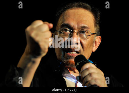 Kuala Lumpur, Malaysia - 14. April 2013 - malaysische Oppositionsführer ANWAR IBRAHIM Gesten wie er während einer Wahlveranstaltung Kampagne vor den 13. anstehenden Parlamentswahlen in Kuala Lumpur spricht. Malaysia am 10. April kündigte eine allgemeine Wahl für den 5. Mai, eine lang erwartete Datum für Umfragen kippte die nächste jemals als der lange regierenden Regierung versucht, einen steigenden Widerstand zu halten. Kredit Bild: Kredit-: Najjua Zulkefli/ZUMAPRESS.com/Alamy Live-Nachrichten Stockfoto