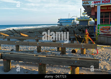 Haufen gefahren und einige Board gelegt auf Promenade in Seaside Heights, New Jersey.  Die Promenade wurde durch Hurrikan Sandy im Oktober 2012 zerstört.  Seaside Heights Rast auf die Promenade vor dem Memorial Day und dem Beginn der Sommersaison abschließen Stockfoto