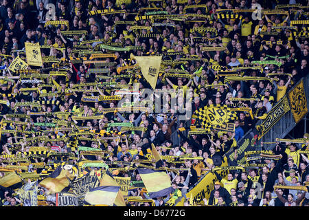 Fans von Borussia Dortmnud Jubel für ihr Team während der Fußball-Bundesliga-match zwischen SpVgg Greuther Fürth und Borussia Dortmund in der Trolli Arena in Fürth, Deutschland, 13. April 2013. Das Spiel endete 1-6. Foto: DAVID EBENER Stockfoto