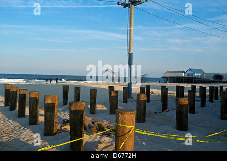 Pfähle getrieben und warten auf Brettern auf der Promenade in Seaside Heights, New Jersey.  Der Jet Star Achterbahn ist im Hintergrund. Die Promenade wurde durch Hurrikan Sandy im Oktober 2012 zerstört.  Seaside Heights Rast auf die Promenade vor dem Memorial Day und dem Beginn der Sommersaison abschließen Stockfoto