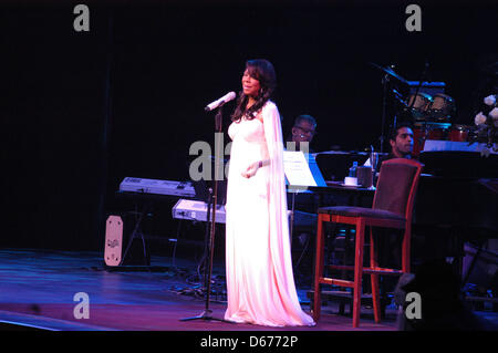 6. Oktober 2012 - Mashantucket, Connecticut / USA - Natalie Cole führt eine unvergessliche Show im MGM Grand im Foxwoods Resort Casino in Mashantucket Ct, am 13. April 2013. (Kredit-Bild: © Anna Barber/ZUMAPRESS.com) Stockfoto