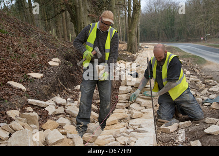 Trockenbau Stein auf der Straße in den Cotswolds Gloucestershire UK Stockfoto