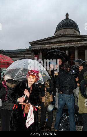 London, UK. 13. April 2013. Leute feiern am Tragalgar Square in London anlässlich den Tod des ehemaligen Premierministerin Margaret Thatcher. Baroness Thatcher starb im Alter von 87 Jahren. Stockfoto