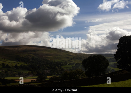 Gewitterwolken übergehen Wensleydale an einem Herbstabend aus in der Nähe von Bolton Castle Yorkshire Dales England Stockfoto