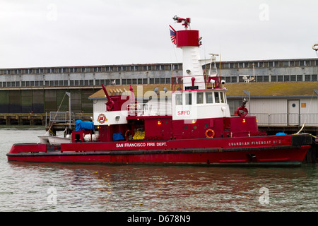 Ein Löschboot angedockt am Pier in San Francisco Bay bei Fort Mason. Stockfoto