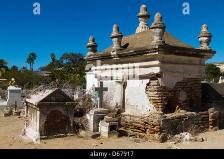 Ein bröckelt, vernachlässigt Krypta auf einem Friedhof in Todos Santos, Mexiko Stockfoto