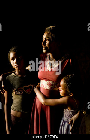 Porträt der schwarzen Familie, Mutter und 2 Kinder junge und Mädchen São Raimundo Quilombo, Alcântara, Maranhão Zustand Nordosten Brasiliens Stockfoto