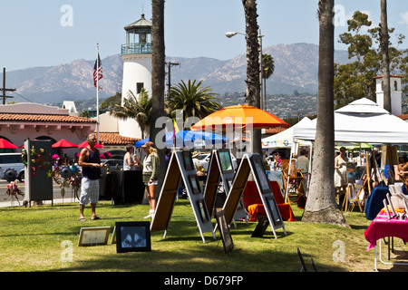 Menschen genießen die Sonntag-Kunstmesse in Santa Barbara, Kalifornien. Stockfoto