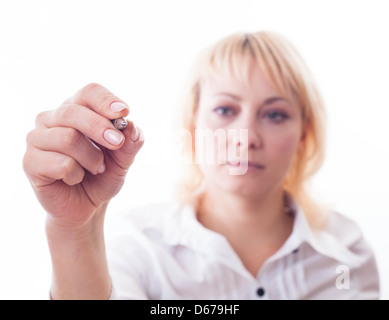 Frau hielt ihre Hand mit einem Stift zum Schreiben bereit. Stockfoto